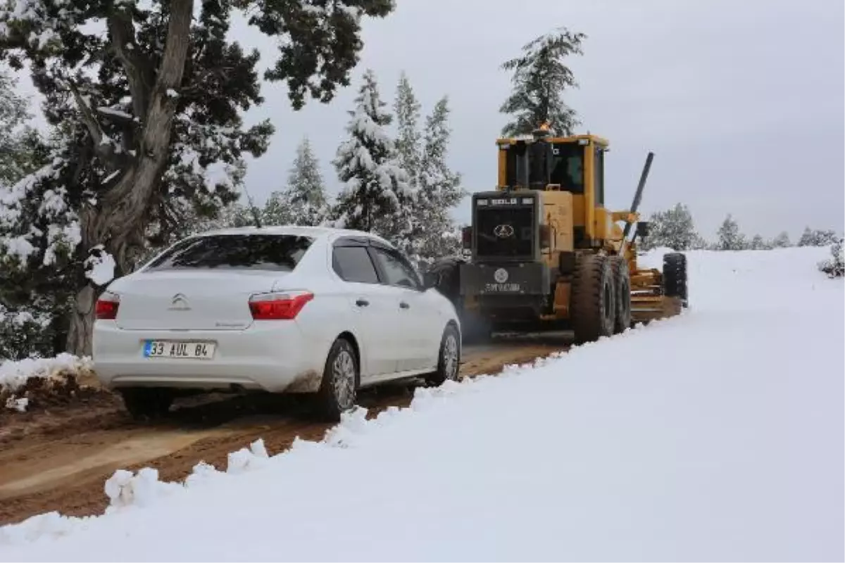 Karda mahsur kalan vatandaşların yardımına belediye ekipleri yetişti