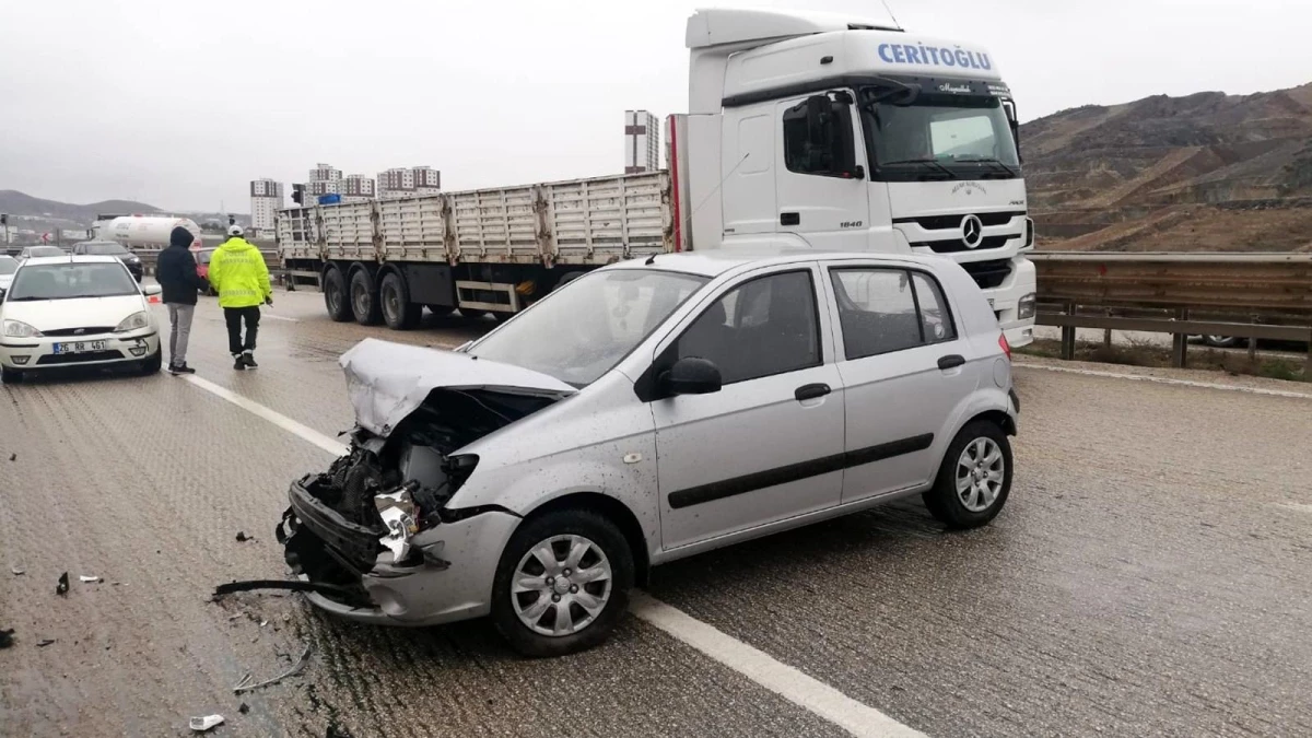 Kırıkkale\'de iki otomobil çarpıştı: 2 yaralı