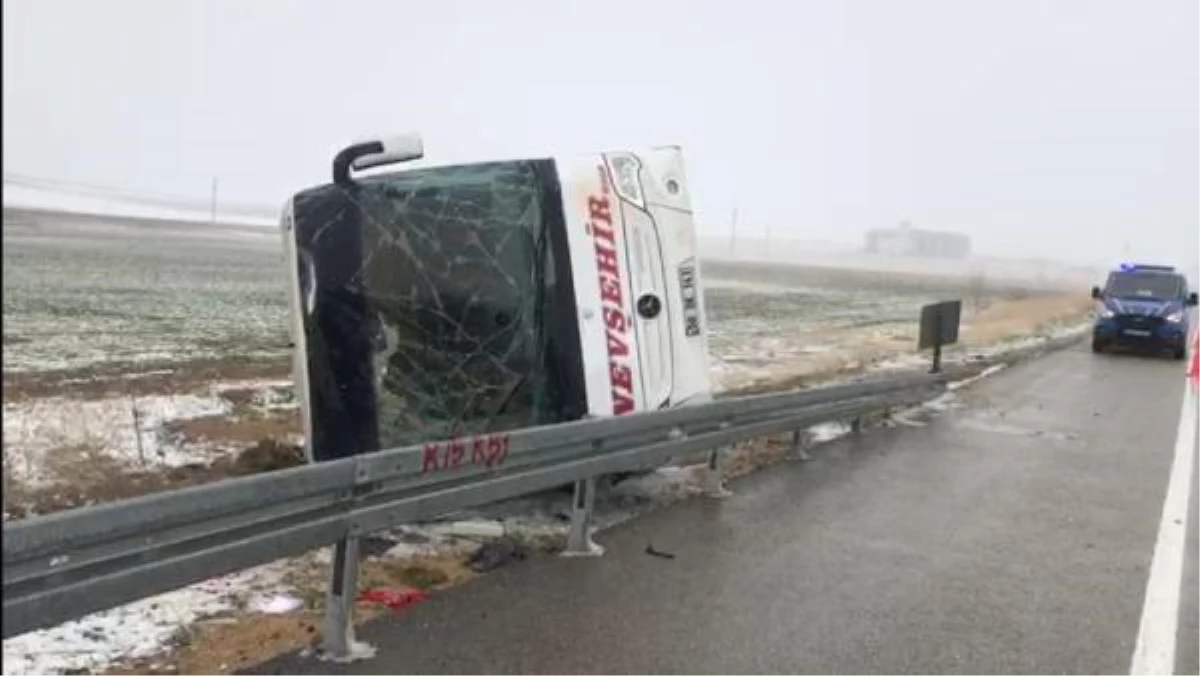 Kırşehir\'de yolcu otobüsü devrildi: 13 yaralı