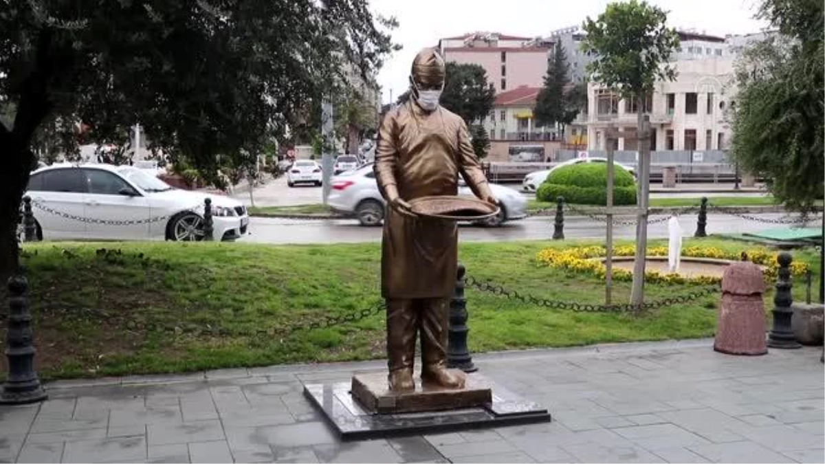 "Künefe çeviren adam" heykeli yeniden yerine monte edildi
