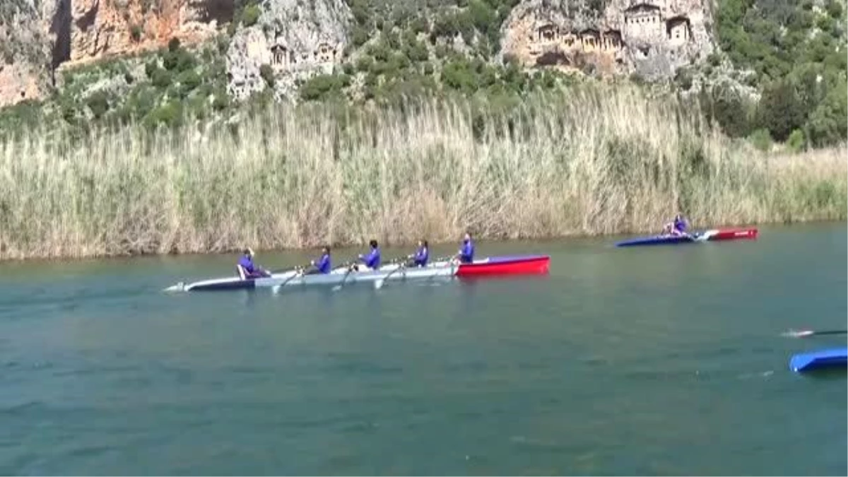 Kürek ve kano sporcuları doğayla baş başa kürek çekti