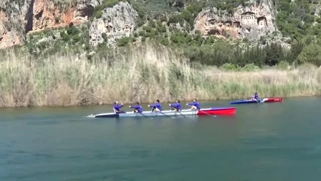 Kürek ve kano sporcuları doğayla baş başa kürek çekti