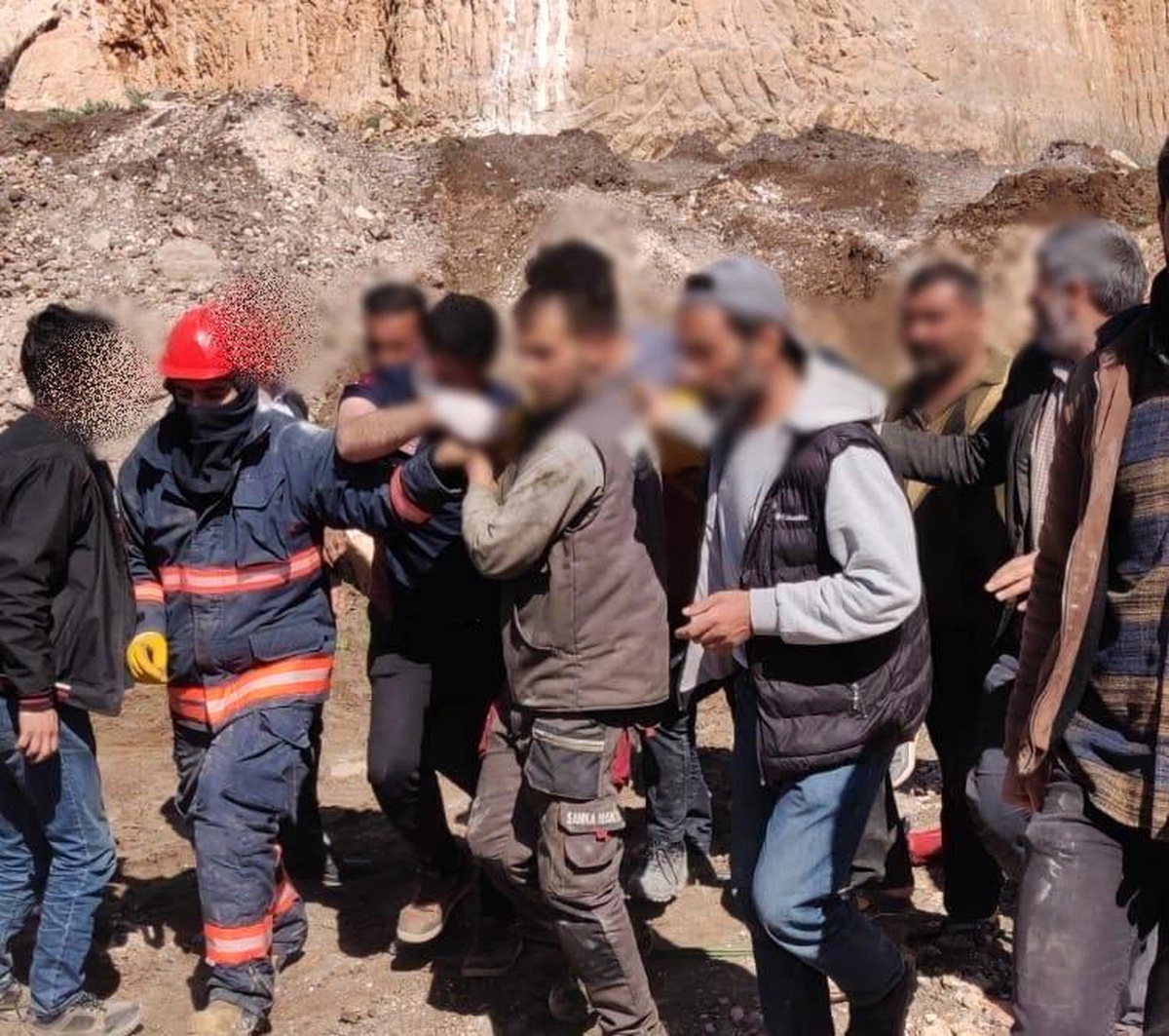 Mardin\'de iş makinesinin üzerine kaya düştü: 1 ölü, 1 yaralı