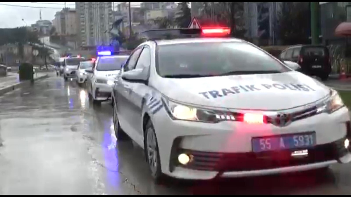 Polis kortejinde \'maske, mesafe ve hijyen\' uyarısı