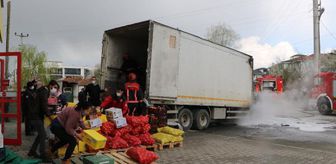 Sakarya'da, markete ürün taşınan kamyon yandı