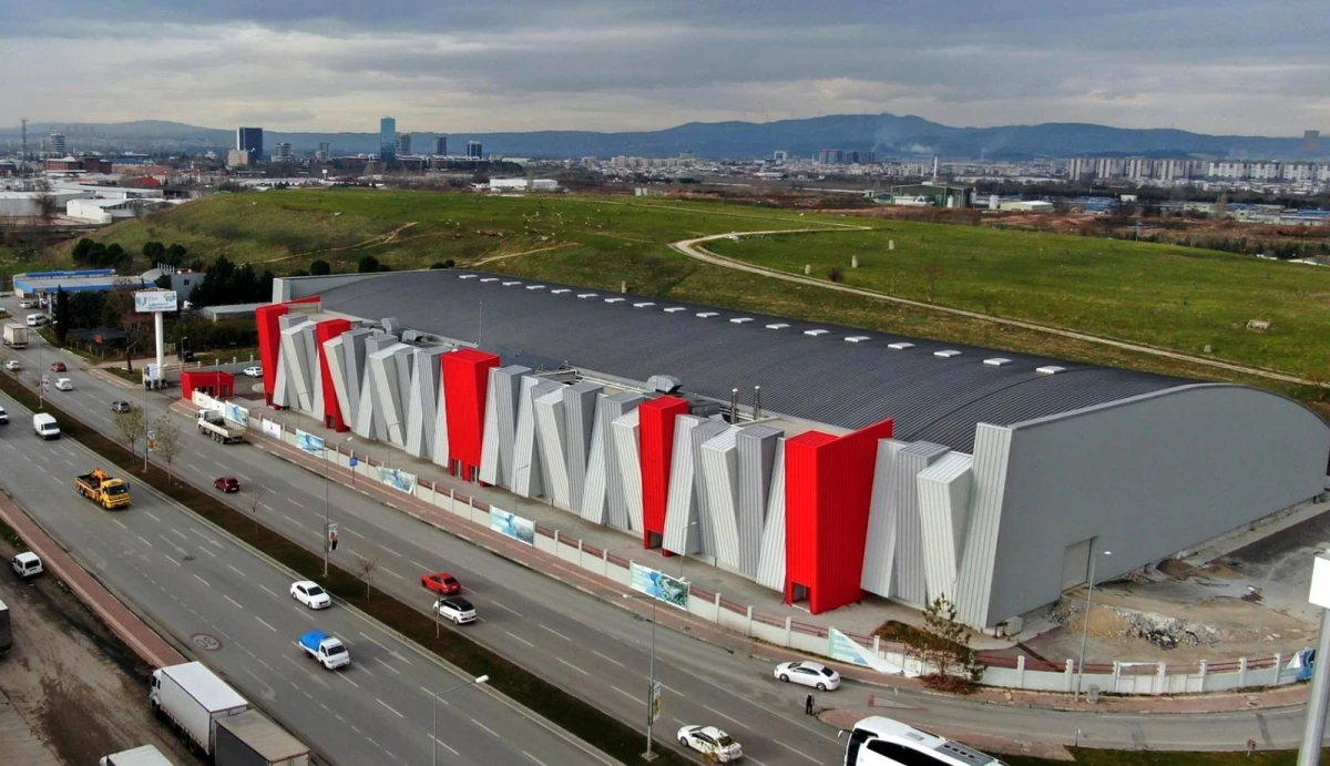 Türkiye\'nin en modern atletizm salonunun pisti kaplanıyor