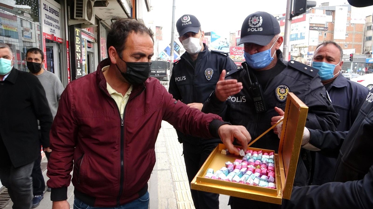 Van polisi vatandaşlara çikolata ikram etti