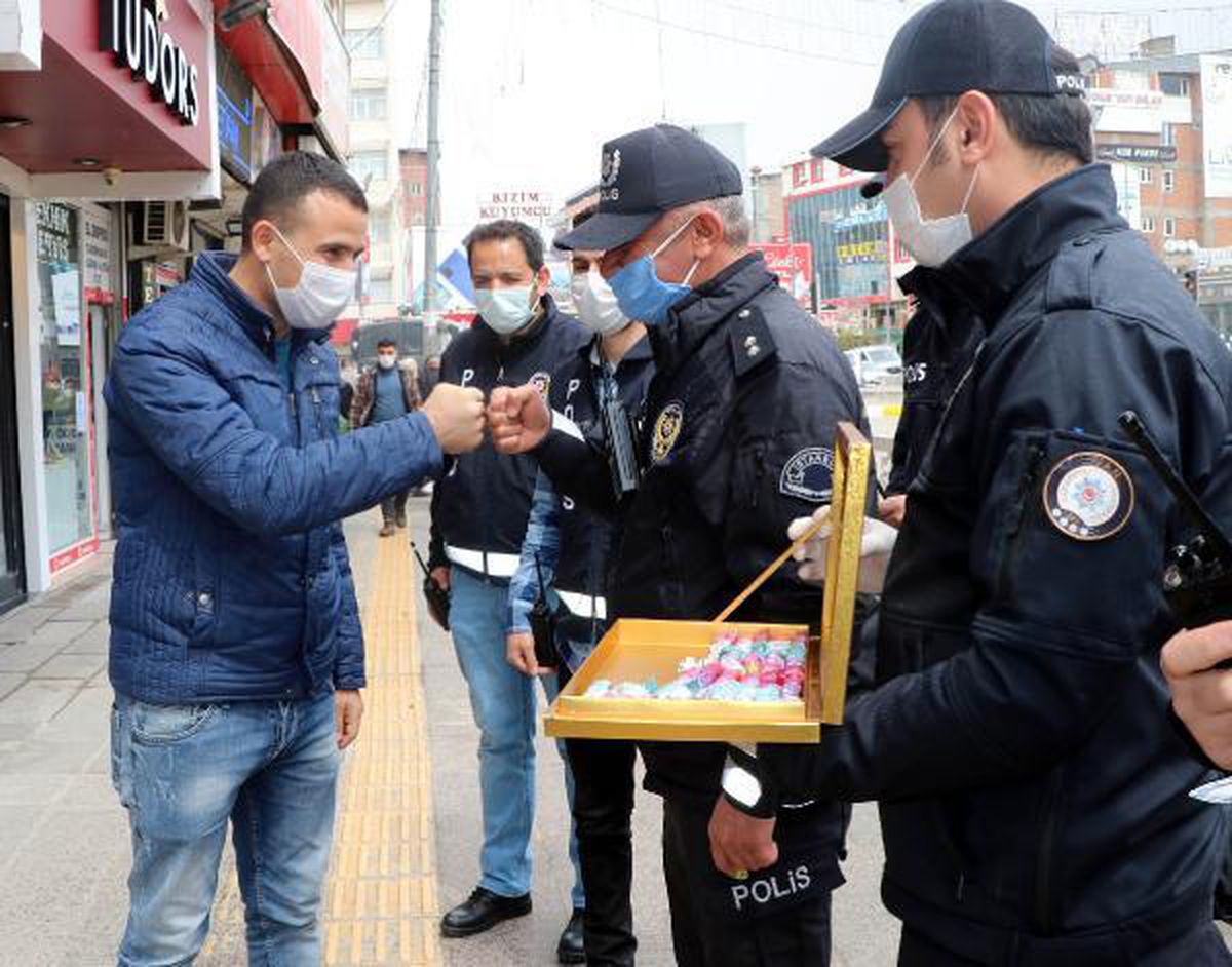Van polisinden kurallara uyanlara çikolata ikramı