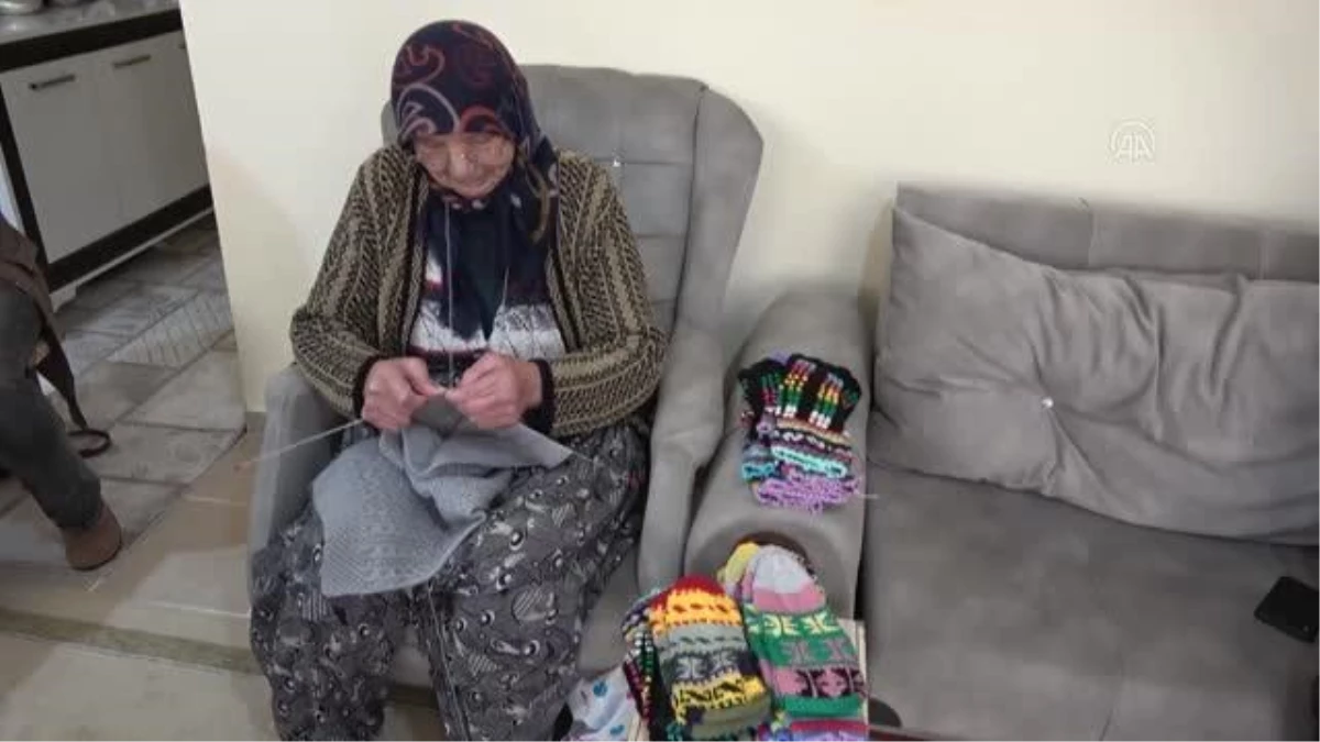 93 yaşındaki kadın, Erdoğan için ördüğü çorapları AK Parti yöneticilerine verdi