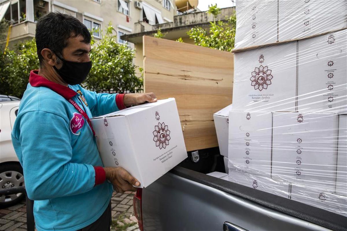 Alanya Belediyesi ramazan paketlerini dağıtmaya başladı