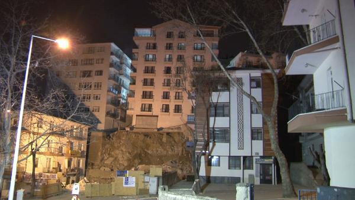 Ankara\'da inşaat kazısında temeli kayan apartmanda yıkım başladı (7)