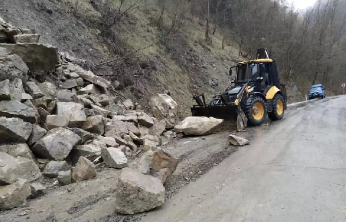 BARTIN\'DA HEYELAN; KAYALAR YOLA DÜŞTÜ