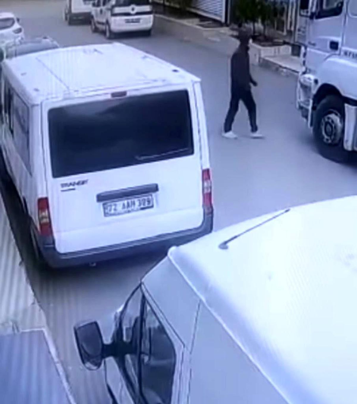 Son dakika haberi... Batman\'da kamyondan telefon çalan hırsız kameraya yakalandı