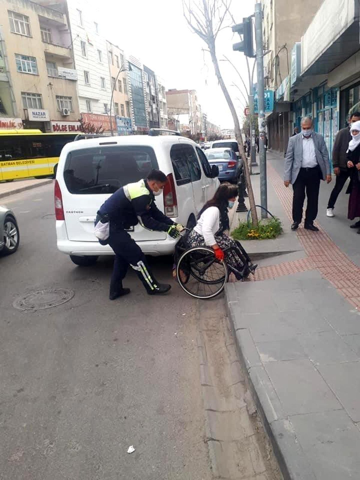 Batman\'da trafik polisinden örnek davranış