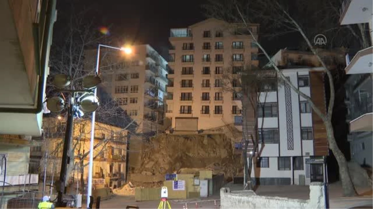Çankaya\'da çökme riski bulunduğu için kontrollü yıkımına başlanan binada çalışmalar sürüyor (4)