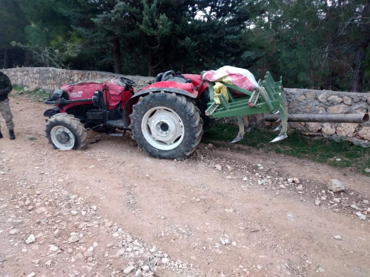 Devrilen traktörün altında kalan sürücü yaralandı