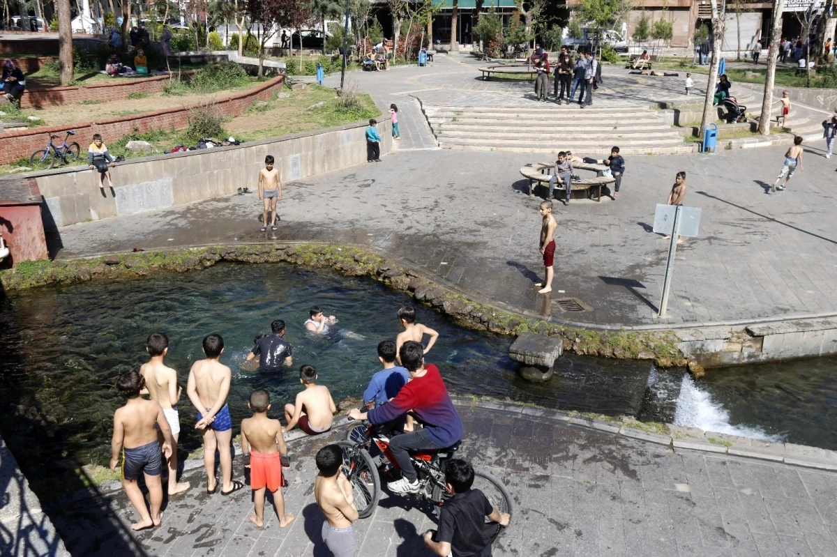 Son dakika haberleri | Diyarbakır\'da çocuklar koronaya aldırış etmeden süs havuzunda eğlendi