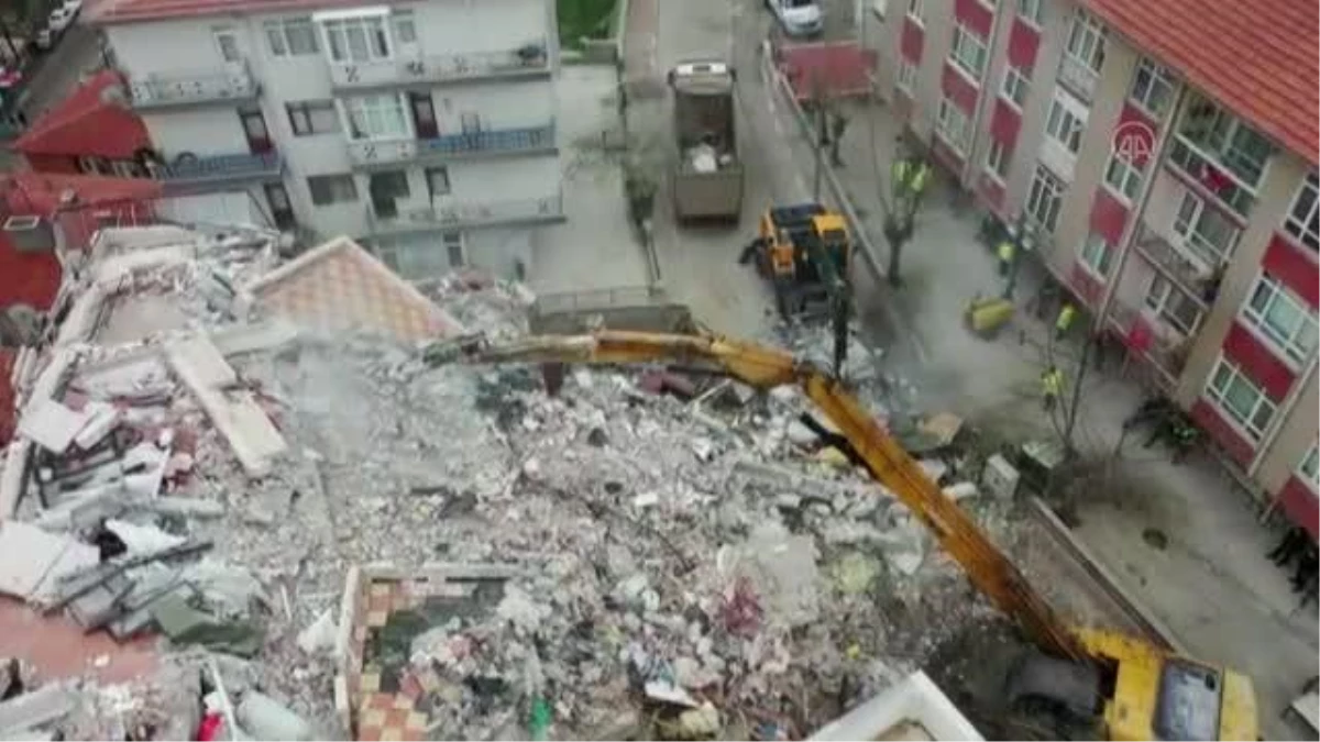 Çankaya\'da çökme riski bulunduğu için kontrollü yıkımına başlanan binada çalışmalar sürüyor (3)