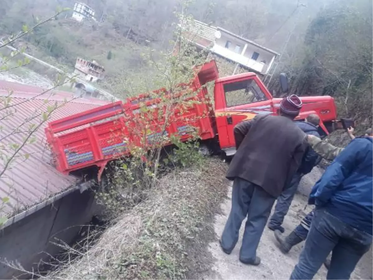 Freni boşalan kamyonet çatı ile yol arasında asılı kaldı