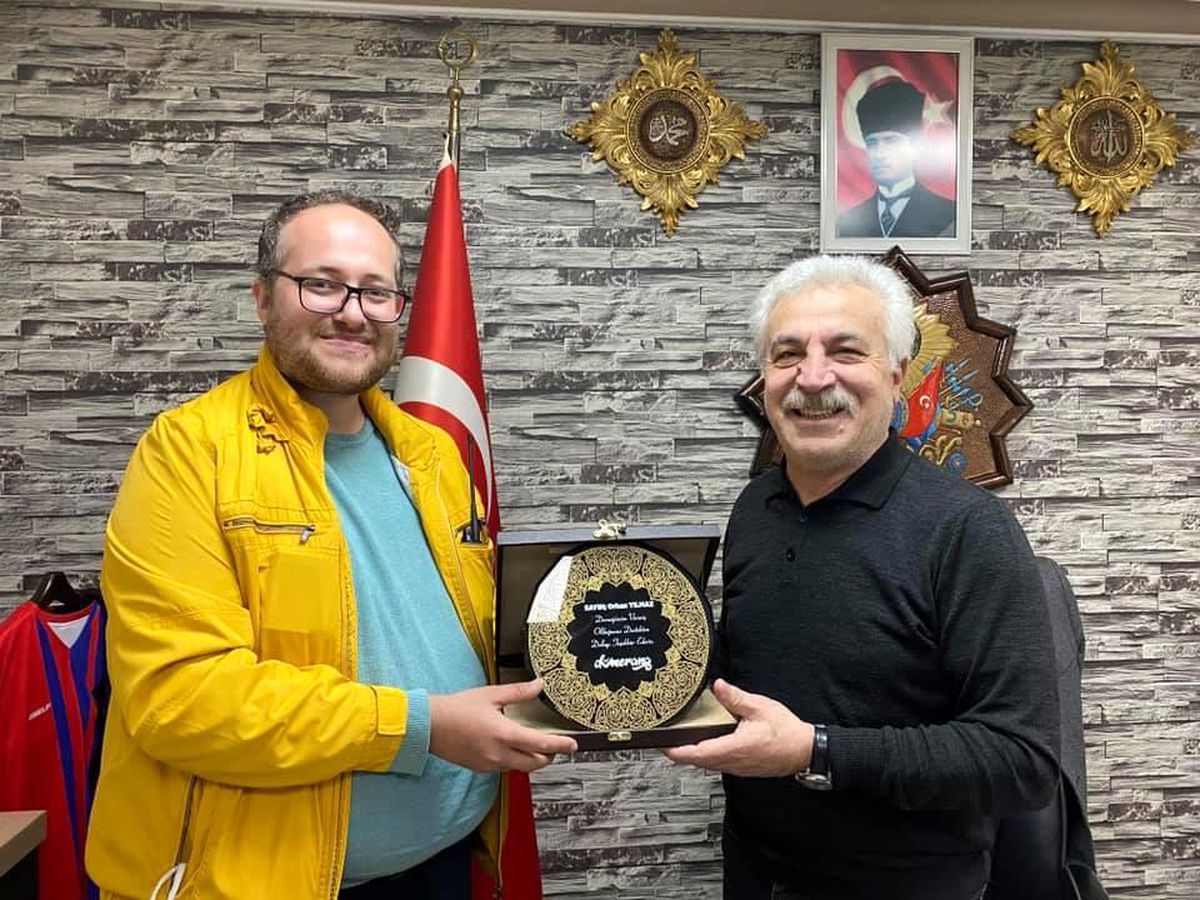 Gençlere yardım yapan kooperatif başkanına plaket