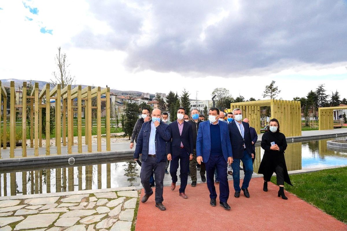 Gürkan, tamamlanan millet bahçesinde incelemede bulundu.