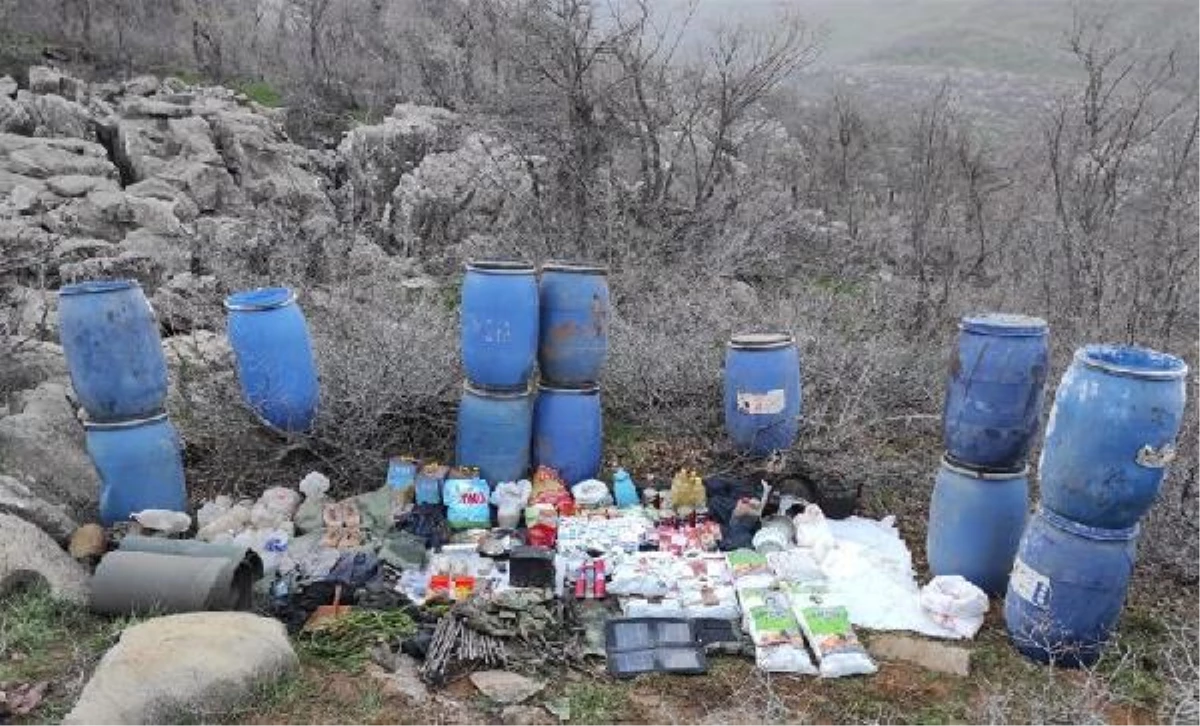 Hakkari\'de, mağarada PKK\'nın giyim ve yaşam malzemesi ele geçirildi