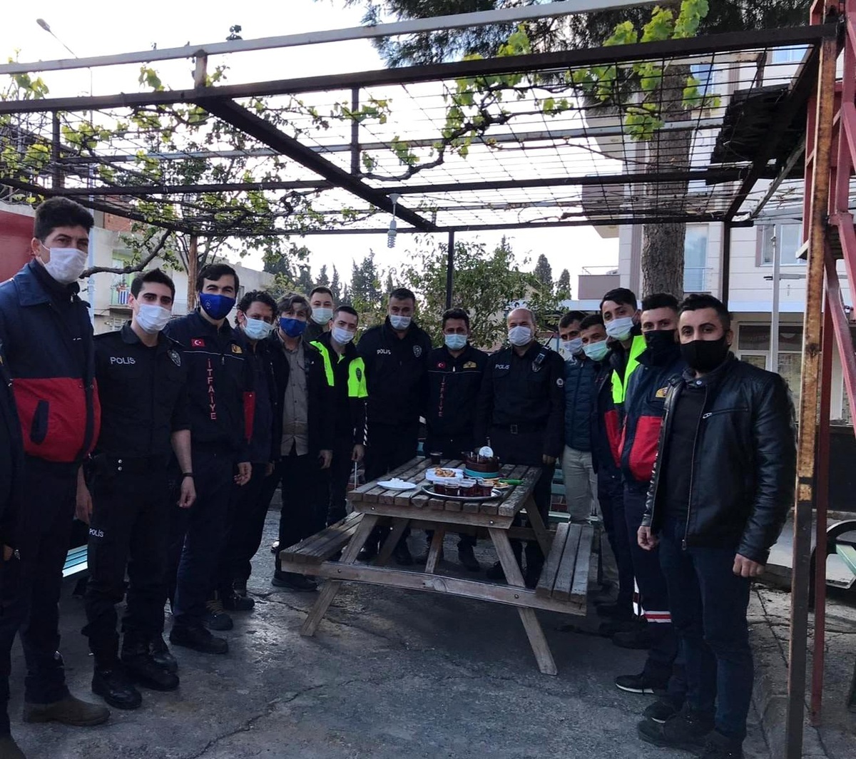 Son dakika haberi! İhbar İçin gelen polise pasta ve çiçekli karşılama