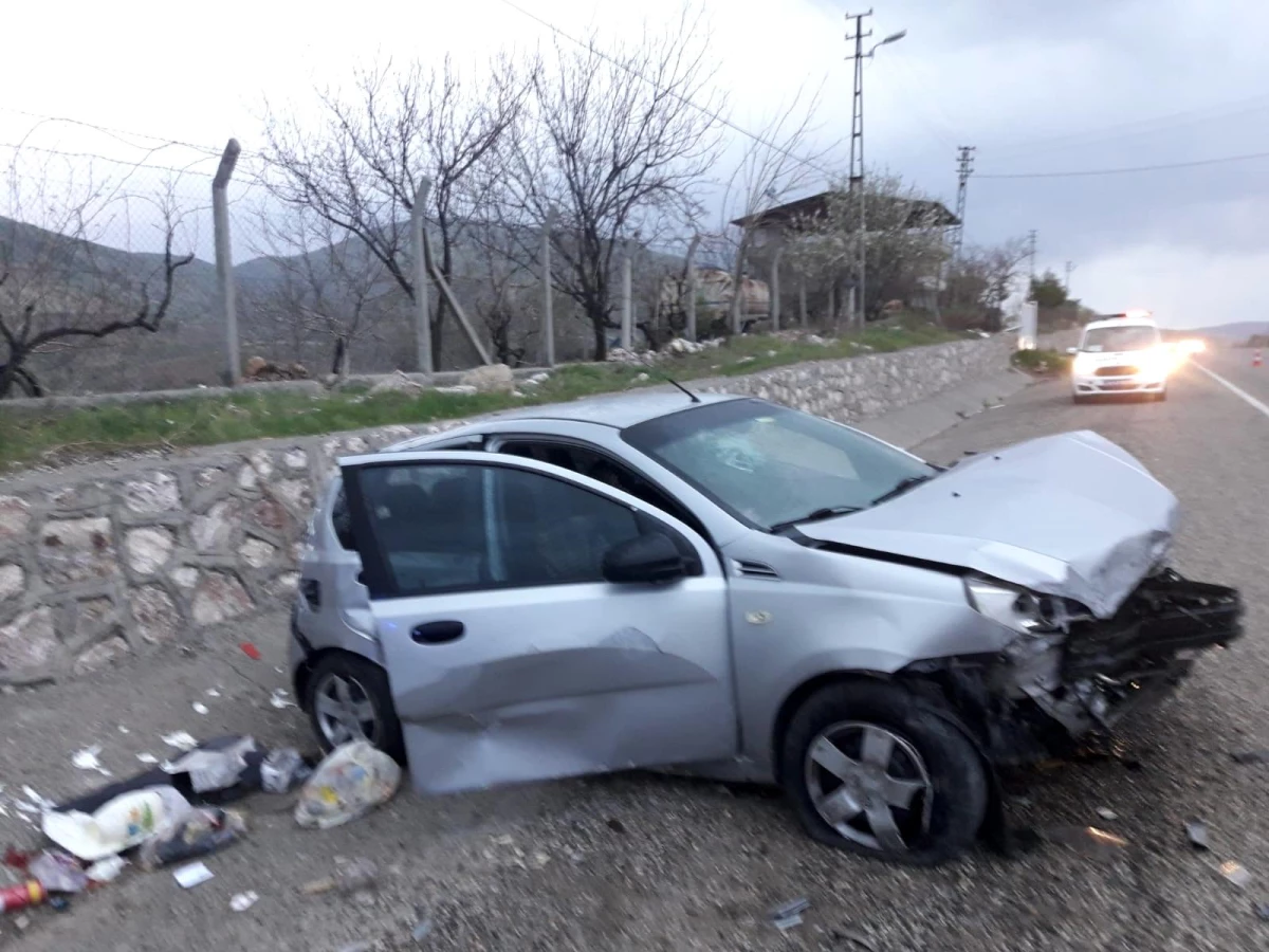 İstinat duvarına çarpan otomobil hurdaya döndü