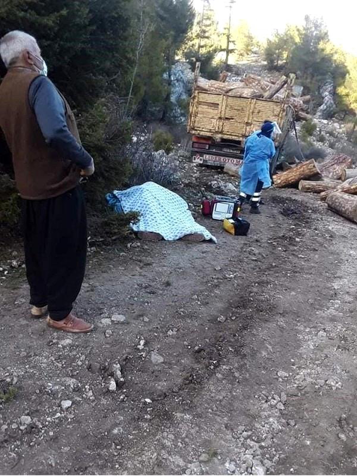 Son dakika: Kamyon ile ağaç arasında sıkışan sürücü hayatını kaybetti