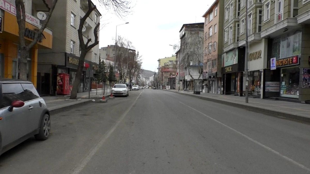 Kars\'ta caddeler boş kaldı