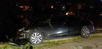 KARTAL'DA OTOMOBİL AYDINLATMA DİREĞİNE ÇARPTI; POLİS, SÜRÜCÜ OLDUĞUNU İDDİA EDEN KADINA İNANMADI