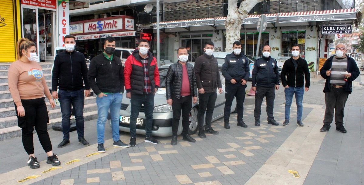 Son dakika haberleri... Kavga ihbarına giden polislere pasta sürprizi