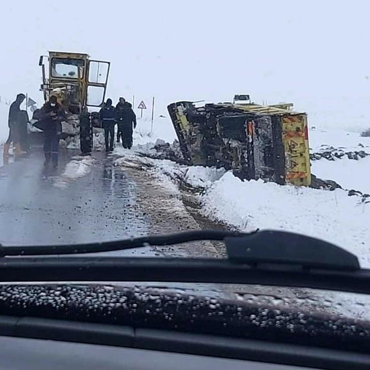 Kayseri\'de kar küreme çalışması yapan iş makinesi devrildi