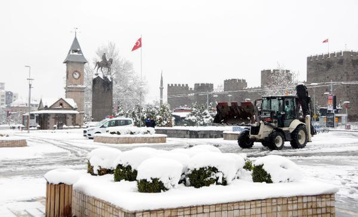 Kayseri\'de kar yağışı; 60 mahalle yolu ulaşıma kapandı