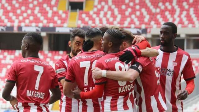 Kayserispor'u 3-1'le geçen Sivasspor, ligde kaybetmeme serisini 11 maça yükseltti