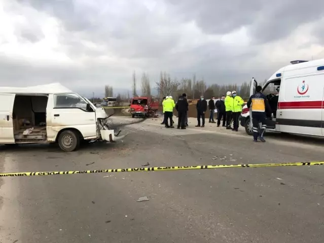 Kamyonetlerin kafa kafaya çarpıştığı kazada abla sinir krizi geçirdi: Kardeşim öldü mü?