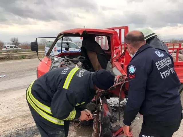 Kamyonetlerin kafa kafaya çarpıştığı kazada abla sinir krizi geçirdi: Kardeşim öldü mü?