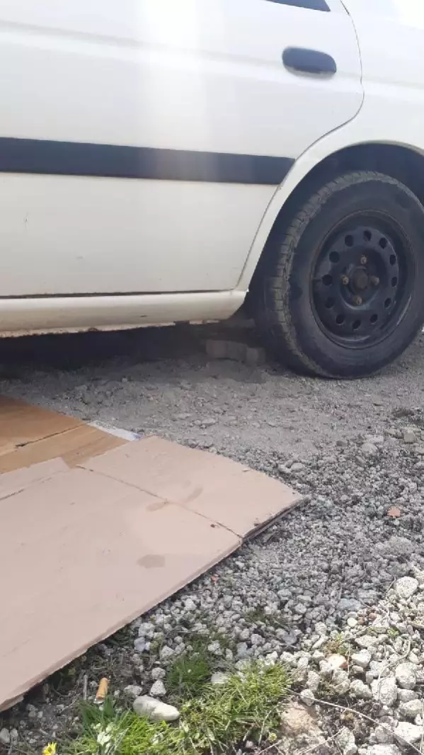 Tamir etmek için otomobilinin altına giren adam, ezilerek yaşamını yitirdi Tamir etmek için otomobilinin altına giren adam, ezilerek yaşamını yitirdi