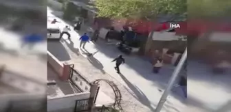 Komşuların taşlı sopalı kavgası kamerada... Sokak ortasında birbirlerine girdiler