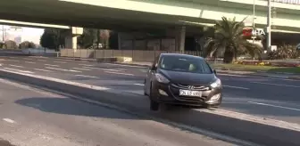 Kontrolden çıkan otomobil refüjde askıda kaldı