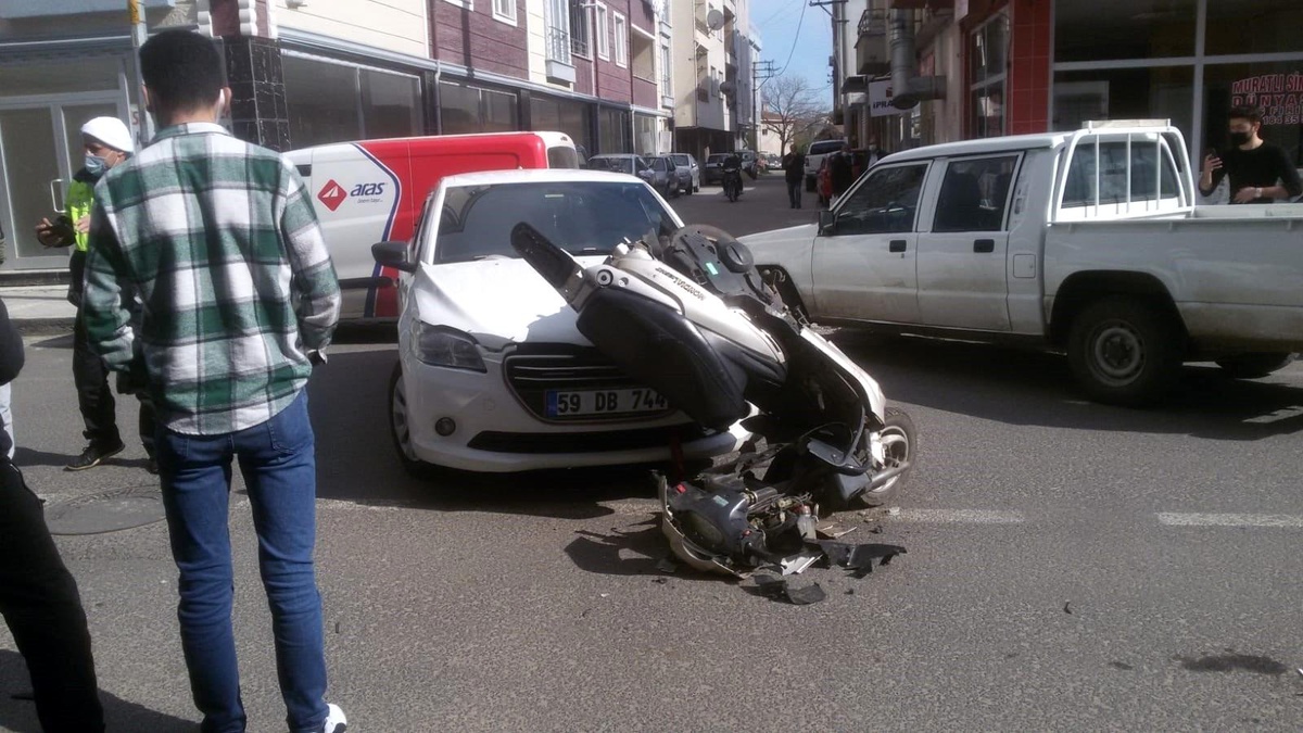 Motosiklet ile otomobil çarpıştı