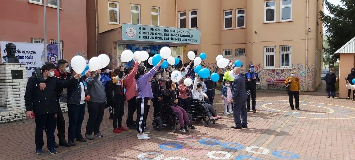 Özel Öğrenciler polis ekipleriyle bir araya geldi