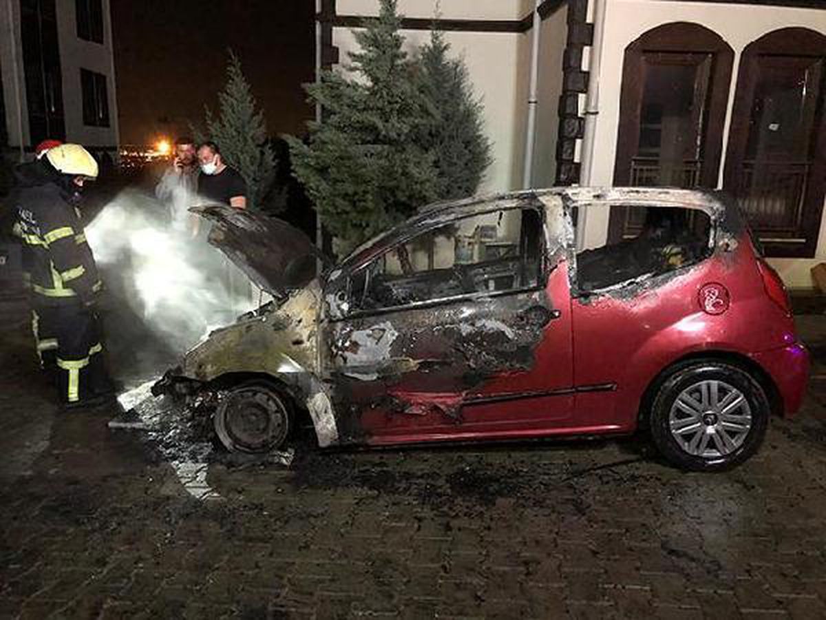 Park halinde alev alan otomobil, kullanılamaz hale geldi