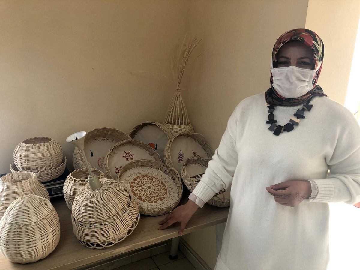 Sepet örerek hem stres atıyor hem de meslek öğreniyorlar