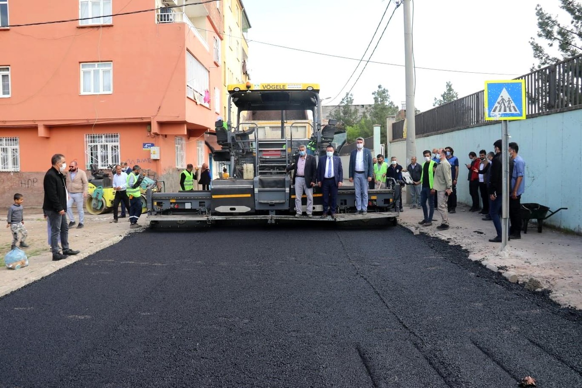 Yıpranan parke taşları temizlendi, bazalt taşı asfaltı da güzelleştirildi