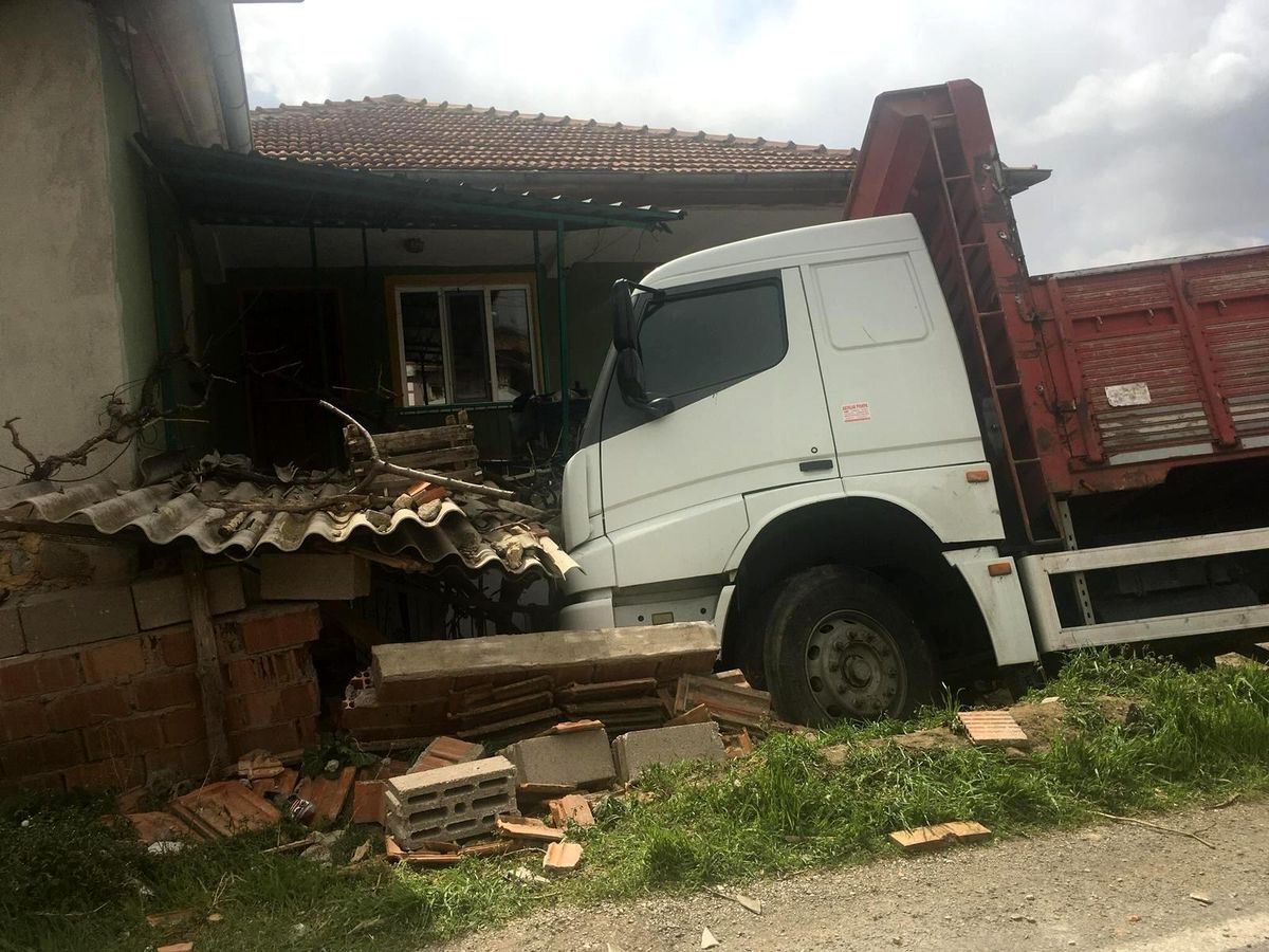 Yoldan çıkan kamyon eve çarptı