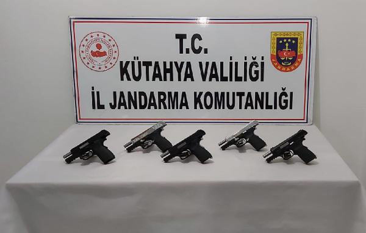 5 ruhsatsız tabancayı satmaya çalışırken yakalandılar