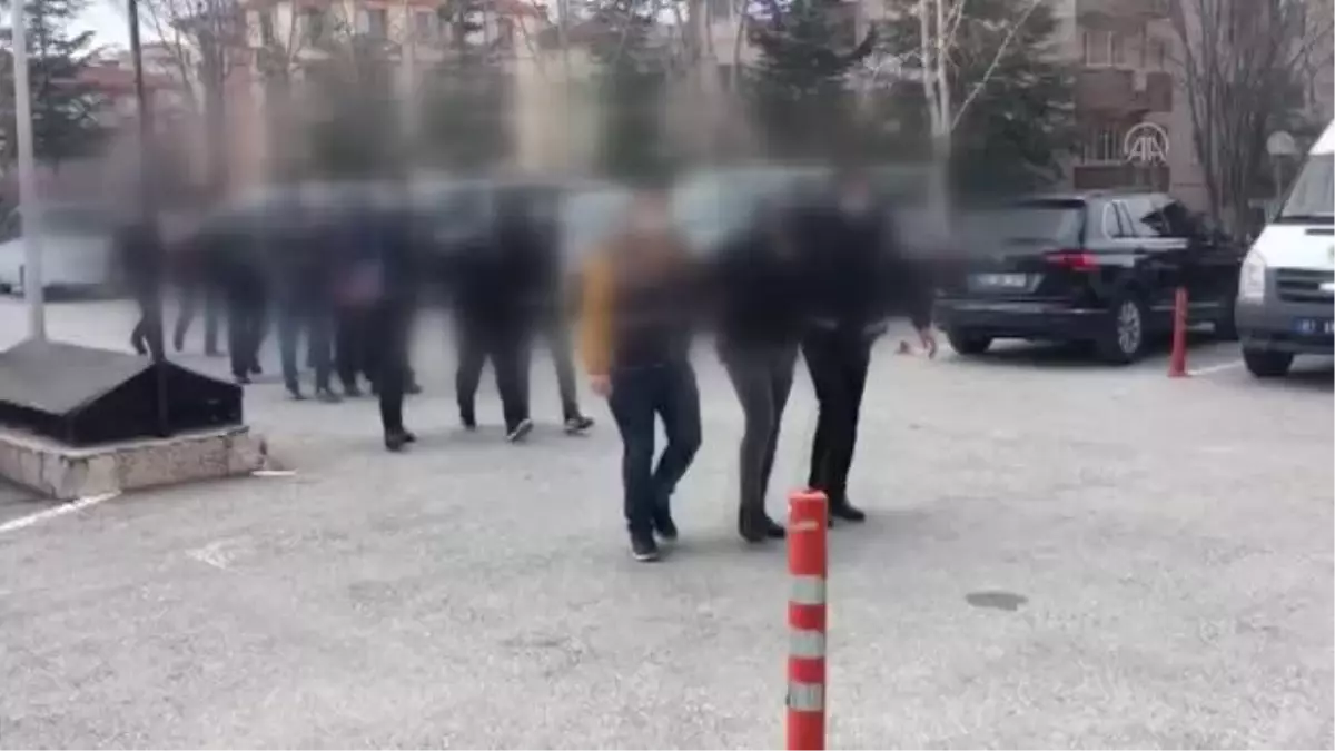 AFYONKARAHİSAR - Polis yeleği ve oyuncak silahla yağma yaptıkları iddiasıyla 5 zanlı tutuklandı