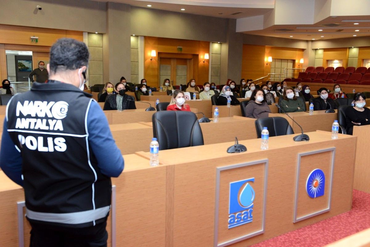 Antalya\'da "Narkorehber\'ler" uyuşturucuyla mücadeleyi anlatıyor
