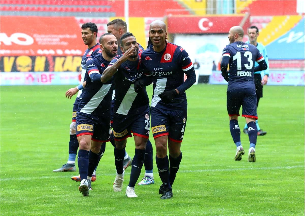 Antalyaspor\'da Naldo 1 attı, 3 getirdi